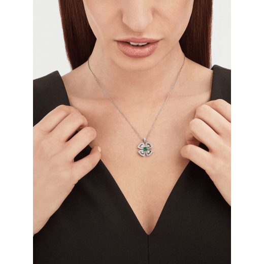 Bob Quatuor Daisy Necklace Emerald Moissanite — real photo 3